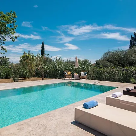 Villa Astarte - The Pine Tree With Pool Maherádo