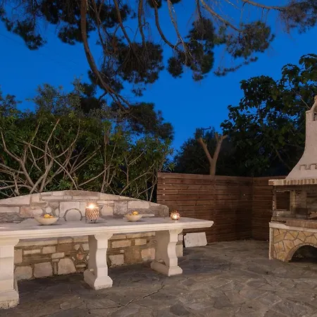 Villa Astarte - The Pine Tree With Pool