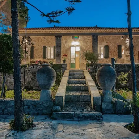 Villa Astarte - The Pine Tree With Pool Makhairádhon