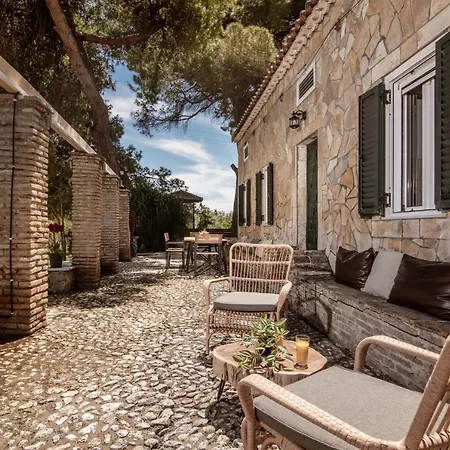 Astarte - The Pine Tree With Pool *