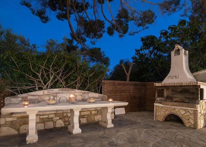 빌라 Astarte - The Pine Tree With Pool