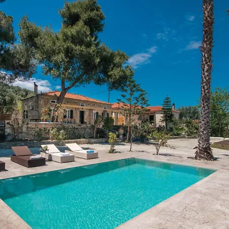 Vilă Astarte - The Pine Tree With Pool Makhairádhon